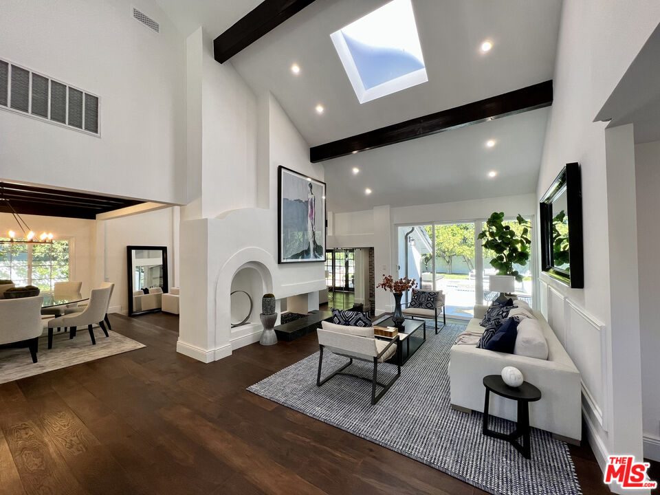 Great room — Encino